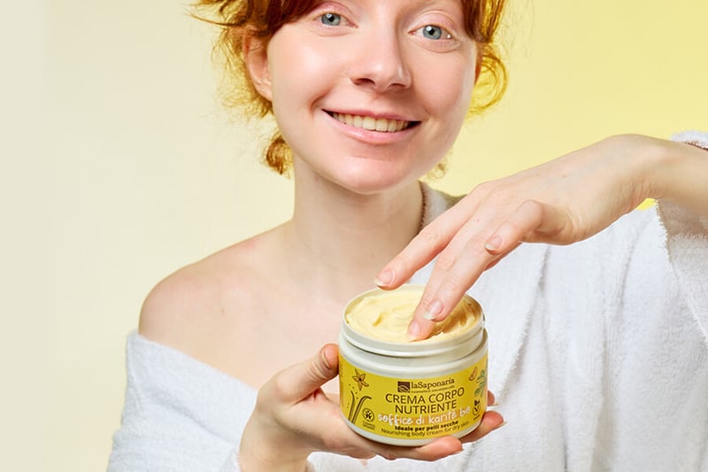 Crema-corpo-biologica-nutriente-soffice-di-karitè-bio-ambientata-ragazza-mano02