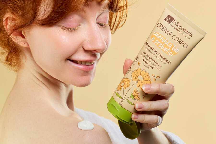 Crema-corpo-biologica-pelli-secche-sensibili-calendula-bio-prebiotici-ambinetata-ragazza-applicazione02