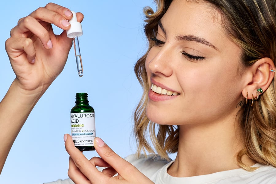 Hyaluronic-Acid_ragazza bionda_applicatore