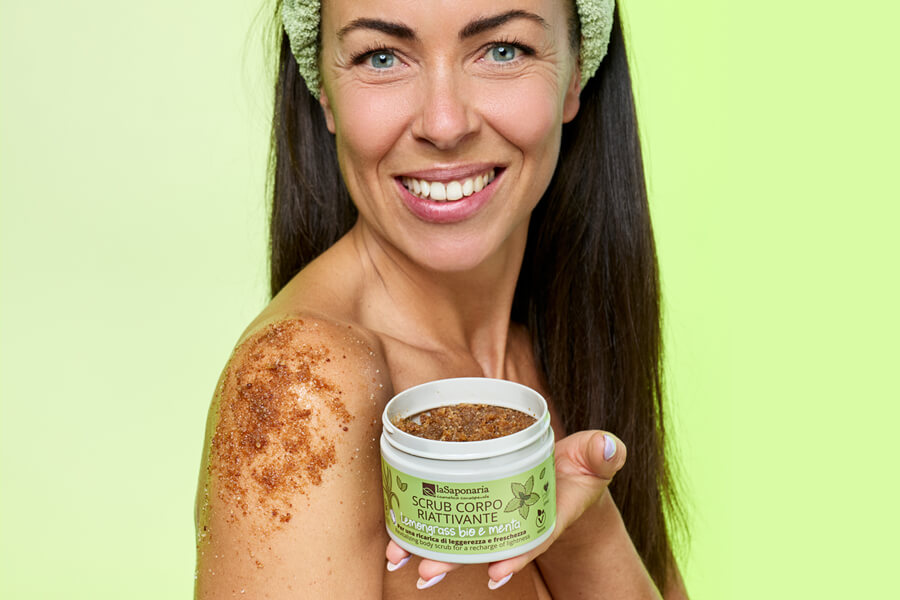 Scrub-corpo-biologico-riattivante-lemongrass-bio-menta-donna-applicazione-spalla-sorriso02